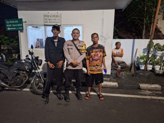 
					Sambang Dinihari Bhabinkamtibmas Pegangsaan, Satkamling RT 02 RW 07 Diperkuat