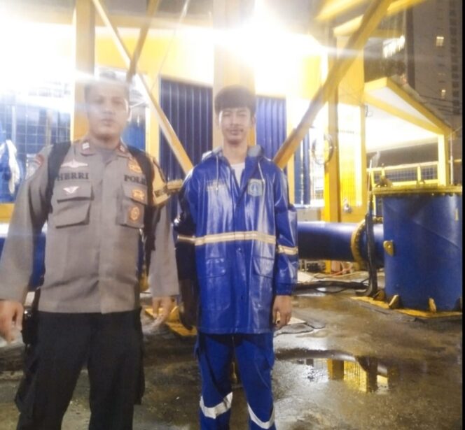 
					Bhabinkamtibmas Kelurahan Bendungan Hilir Cek Kesiapan Pompa Air dan Pantau Debit Sungai Krukut