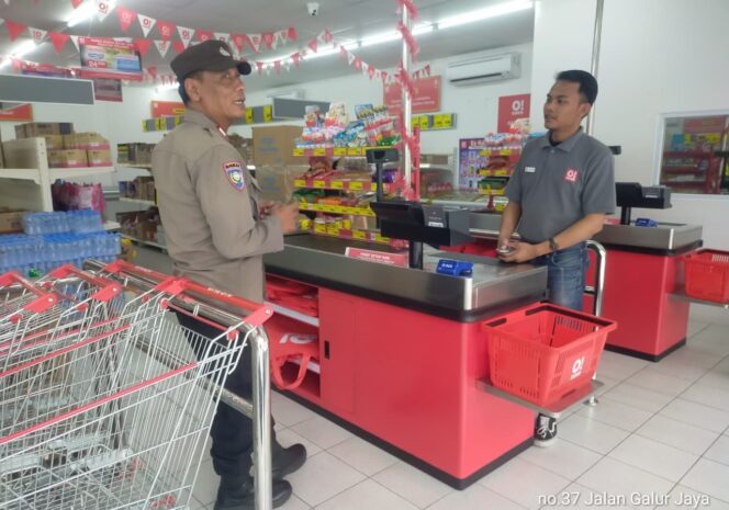 
					Sambangi Mini Market, Polisi Perkuat Cooling System Jaga Keamanan Lingkungan Galur