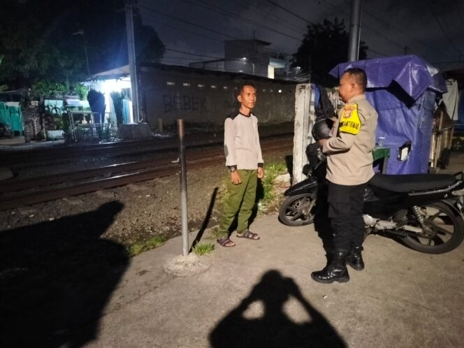 
					Bhabinkamtibmas Duri Pulo Sambangi Satkamling RW 012, Antisipasi Gangguan Kamtibmas