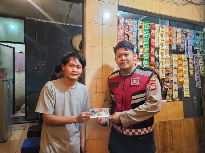 
					Polisi Tempel Barcode Aduan Warga di Warung Kopi Sawah Besar