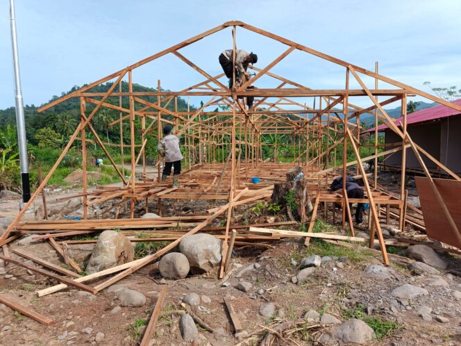 
					Capai 47 Unit, Pembangunan Huntara Sat Brimob Polda Sumbar Terus Berjalan di Pauh
