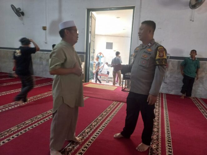 
					Bhabinkamtibmas Kebon Kacang Laksanakan Cooling System Melalui Sholat Zuhur Berjamaah di Masjid Jami Al Makmur