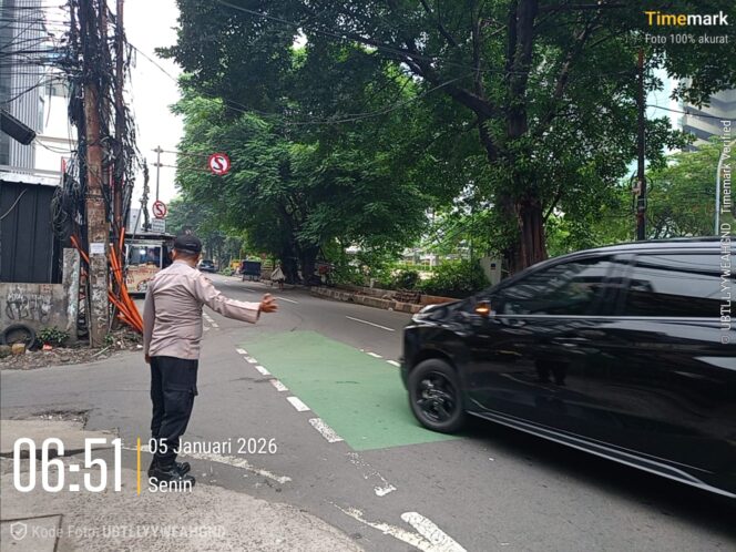 
					Patko 1051 Laksanakan Strong Point Pagi Hari di Jalan HM Saleh Ishak Tanah Abang, Arus Lalu Lintas Tetap Terkendali