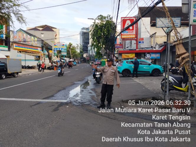 
					Patko 1052 Laksanakan Pengaturan Lalu Lintas Pagi Hari di Pertigaan Jalan Mutiara Benhil