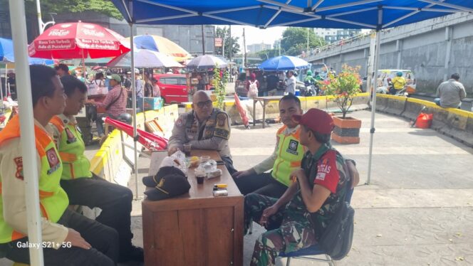 
					Bhabinkamtibmas Kampung Bali Sambangi Pos Pantau Stasiun Tanah Abang untuk Jaga Stabilitas Kamtibmas