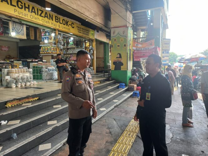 
					Bhabinkamtibmas Kebon Kacang Gelar Patroli dan Sambang Satpam Pasar Blok C untuk Tingkatkan Keamanan Lingkungan