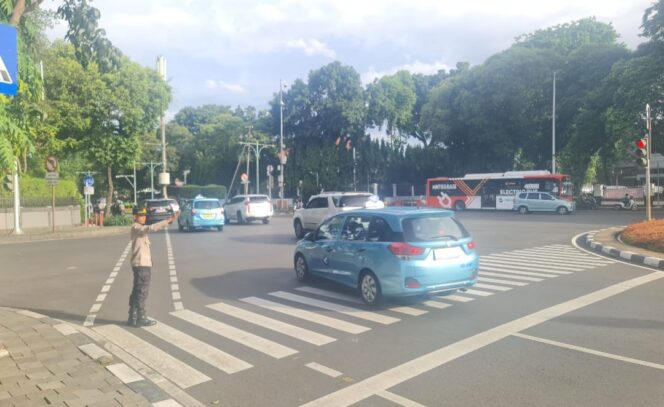 
					Lalin Taman Suropati Menteng Tetap Lancar Berkat Gatur Pagi Kapolsubsektor Taman Suropati
