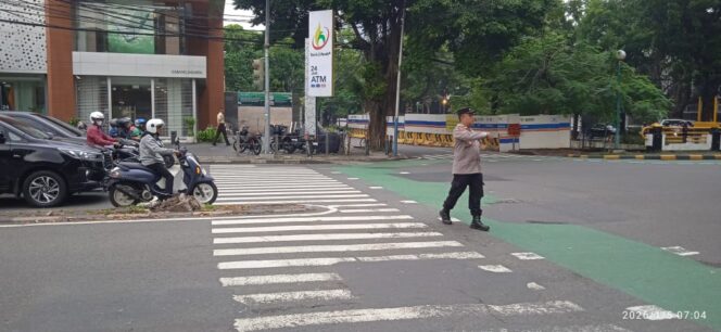 
					Siaga Pagi di Menteng, Kapolsubsektor Cut Mutia Atur Padat Lalin Cokroaminoto