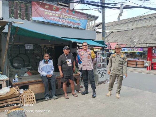 
					Hadir di Pusat Keramaian, Bhabinkamtibmas Kampung Rawa Jaga Kondusivitas Pasar Gembrong