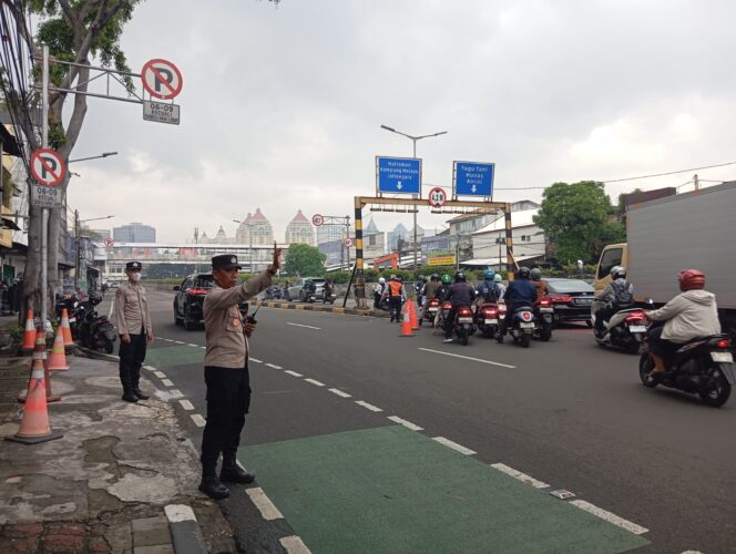 
					Pelayanan Pagi Hari, Polsek Johar Baru Lakukan Pengaturan Lalu Lintas untuk Kelancaran Aktivitas Warga