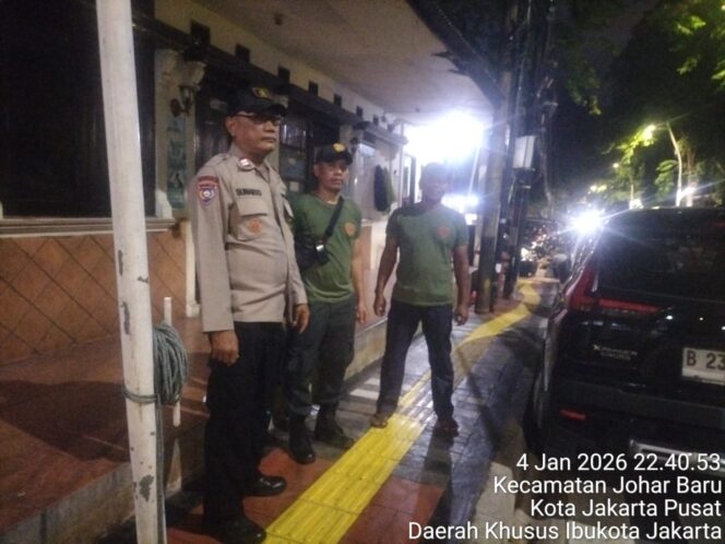 
					Dini Hari Sambangi Pos Satkamling, Bhabinkamtibmas Jaga Keamanan RW 07 Johar Baru