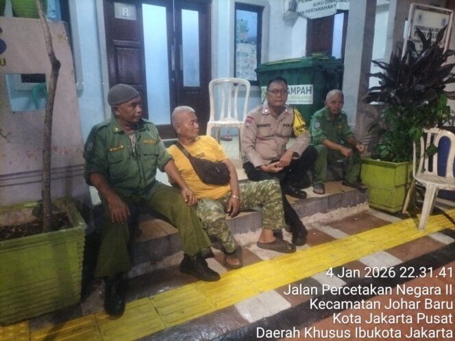 
					Bhabinkamtibmas Johar Baru Sambang Pos Satkamling RW 06, Perkuat Sinergi Jaga Keamanan