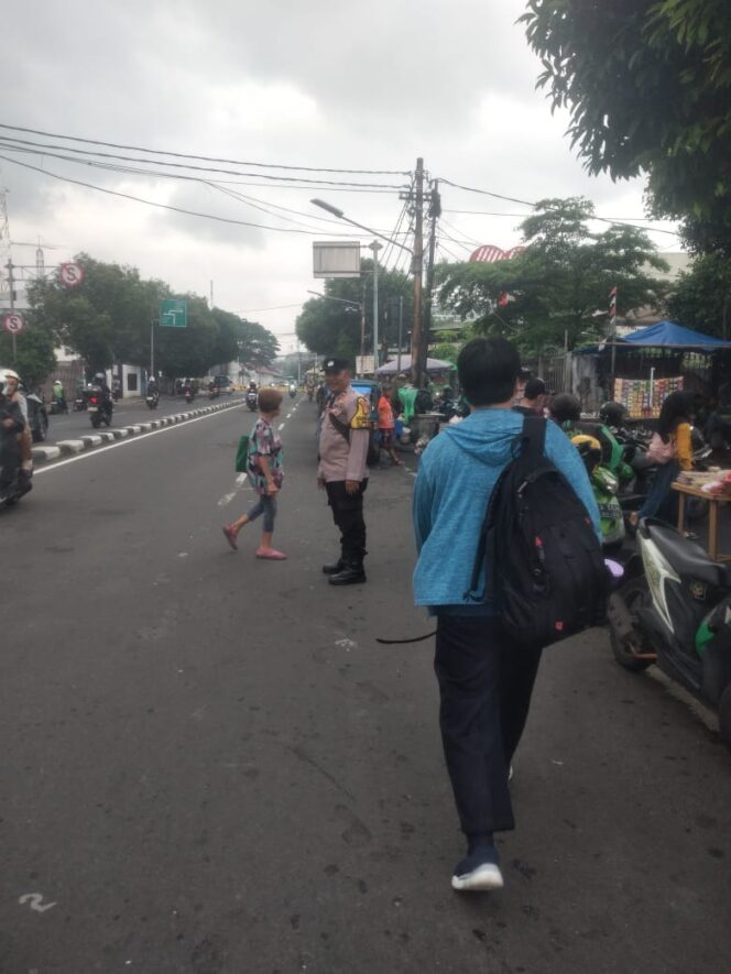
					Pelayanan Prima Polri, Ploting Pagi di Kemayoran Jamin Keamanan dan Kelancaran Aktivitas Warga