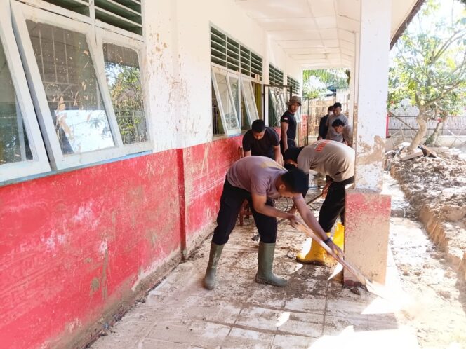 
					Pasbrimob 1 BKO Polres Tapteng Laksanakan Aksi Kemanusiaan Pascabencana