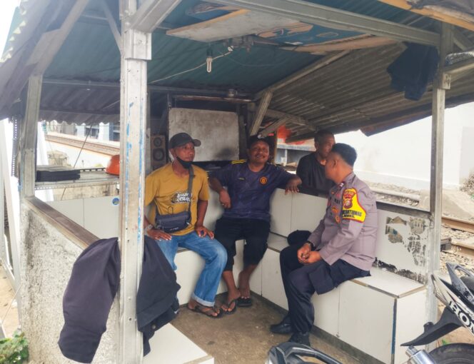 
					Bhabinkamtibmas Ajak Warga RW 07 Bendungan Hilir Jaga Lingkungan Lewat Program Cooling System
