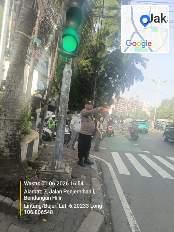 
					Polisi Lakukan Pengaturan Lalu Lintas di TL Penjernihan untuk Jaga Kelancaran Arus Kendaraan