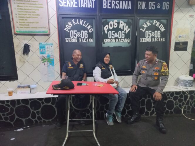 
					Bhabinkamtibmas Kebon Kacang Sambangi Pos Siskamling RW 06 untuk Perkuat Keamanan Lingkungan