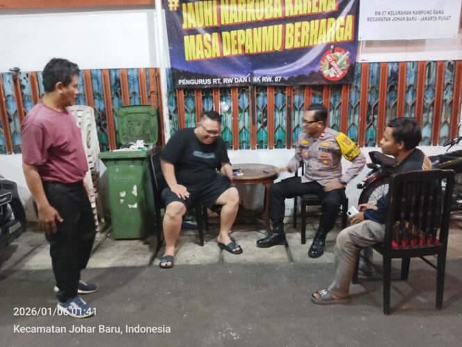 
					Dini Hari Sambangi Pos Satkamling, Polisi Perkuat Keamanan Lingkungan Kampung Rawa