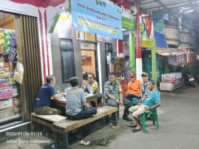 
					Bhabinkamtibmas Kampung Rawa Sambangi Pos Siskamling RW 02, Cegah Tawuran dan Curanmor