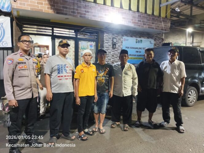 
					Jelang Tengah Malam, Bhabinkamtibmas Kampung Rawa Aktifkan Pos Satkamling RW 04