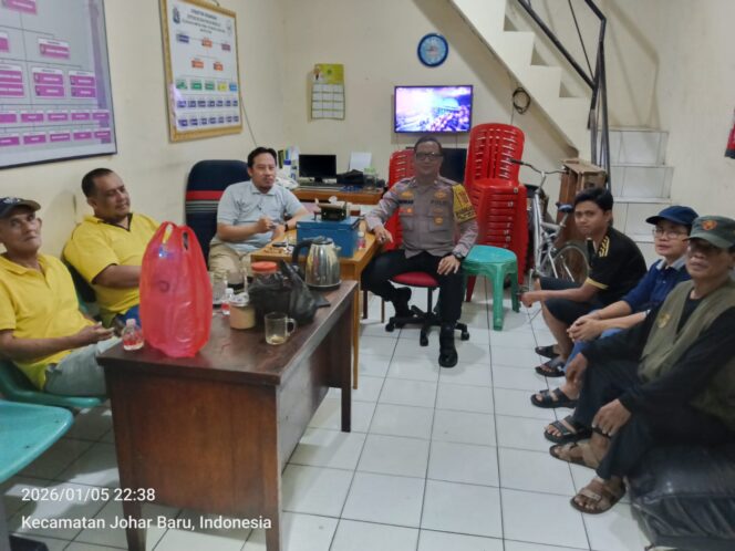 
					Jaga Lingkungan Tetap Aman, Bhabinkamtibmas Kampung Rawa Sambangi Pos Satkamling RW 05