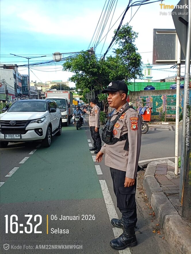 
					Polsek Metro Tanah Abang Amankan Arus Lalu Lintas di Pertigaan Jalan HM Saleh Ishak