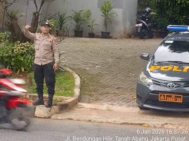 
					Pengaturan Lalu Lintas dan Strong Point Polsek Metro Tanah Abang di TL Pejompongan Jaga Kondusivitas Wilayah