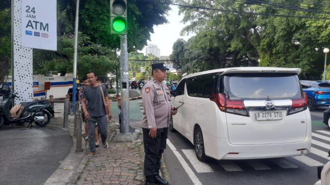 
					Polisi Siaga Sore, Arus Lalin Cokroaminoto Menteng Tetap Terkendali