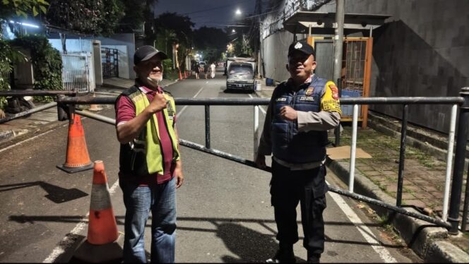 
					Bhabinkamtibmas Gondangdia Intensifkan Patroli Dinihari, Sambangi Satkamling RT 05 RW 02