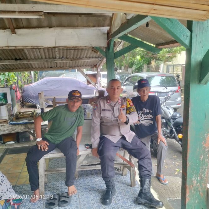 
					Patroli Dialogis Bhabinkamtibmas Perkuat Keamanan Lingkungan Jalan Surabaya Timur