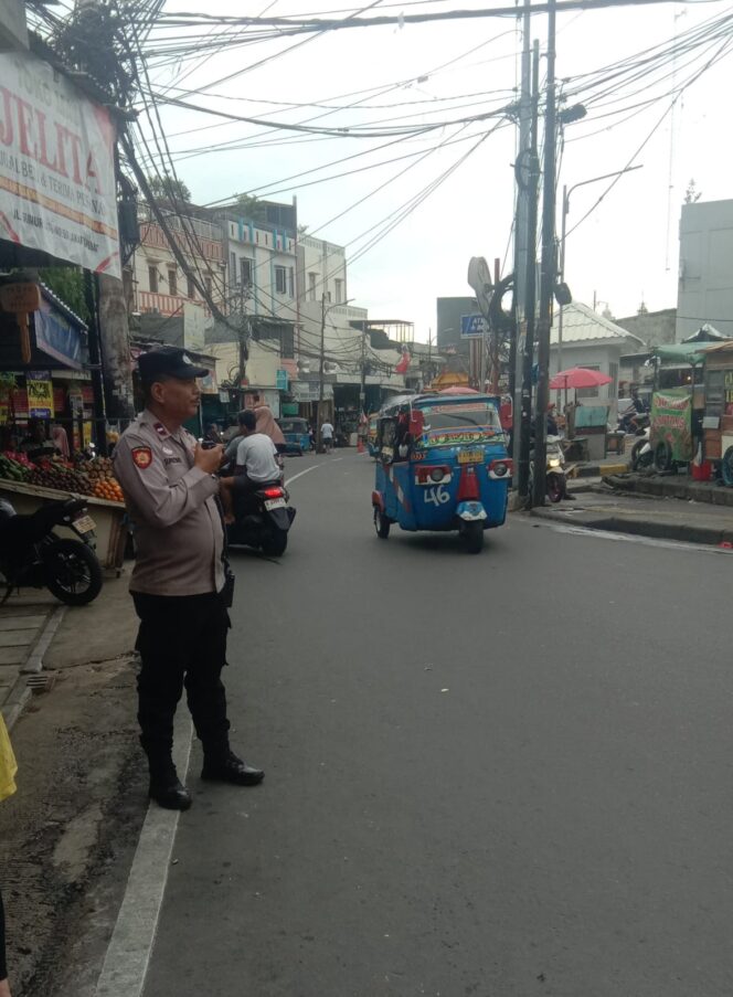 
					Polri Kawal Aktivitas Pagi Warga, Pasar Sumur Batu Aman dan Tertib