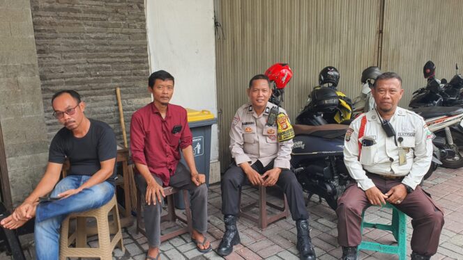 
					Bhabinkamtibmas Sambangi Ruko Tempat Usah Warga Pasar Baru” Perkuat Keamanan Lingkungan