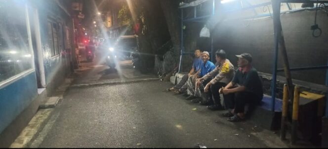 
					Sambang Satkamling, Bhabinkamtibmas Cikini Ajak Warga Perkuat Keamanan Lingkungan