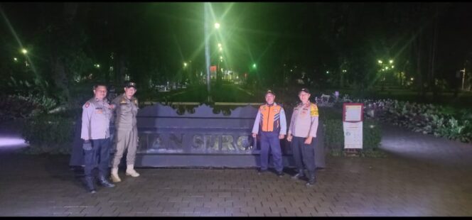 
					Polri Siaga Malam di Taman Suropati, Bhabinkamtibmas dan Patmor Perkuat Keamanan Warga