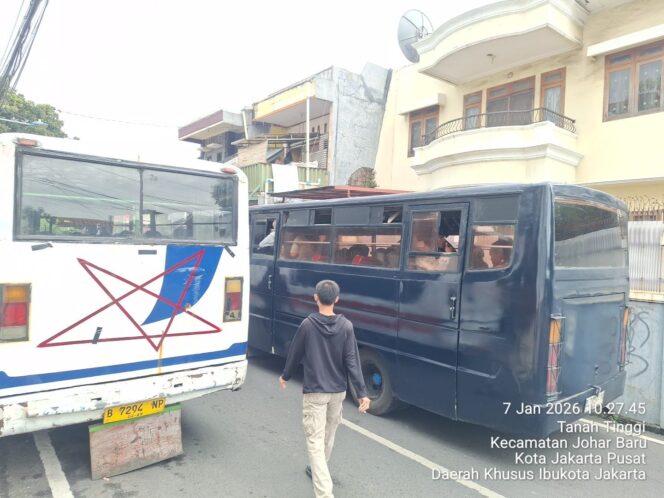 
					Polisi Kawal Pemberangkatan Massa Aksi dari Johar Baru, Situasi Berjalan Aman dan Kondusif