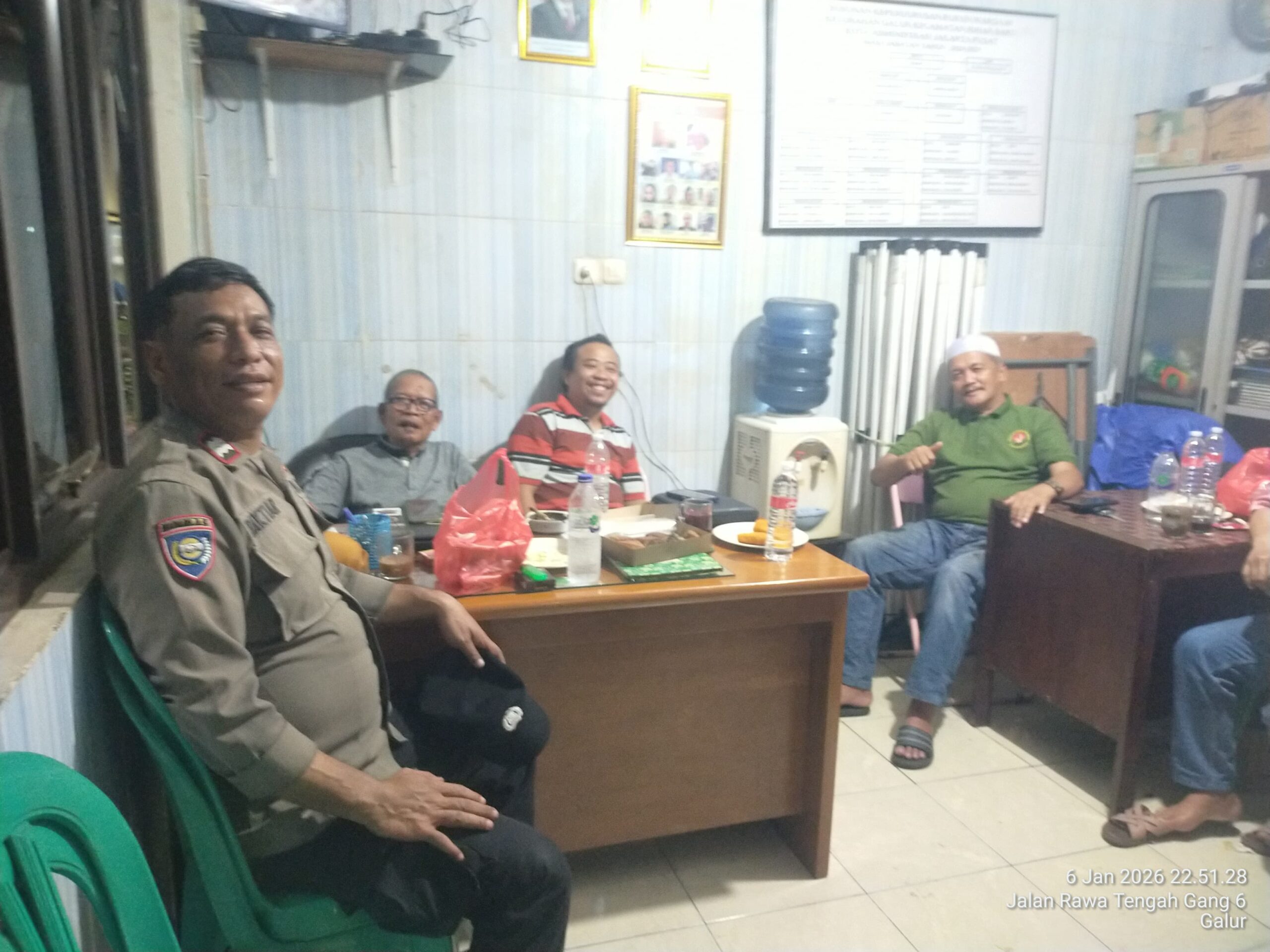 Perkuat Sinergi Jaga Keamanan Lingkungan, Polisi Sambangi Pos Kamling RW 06 Galur