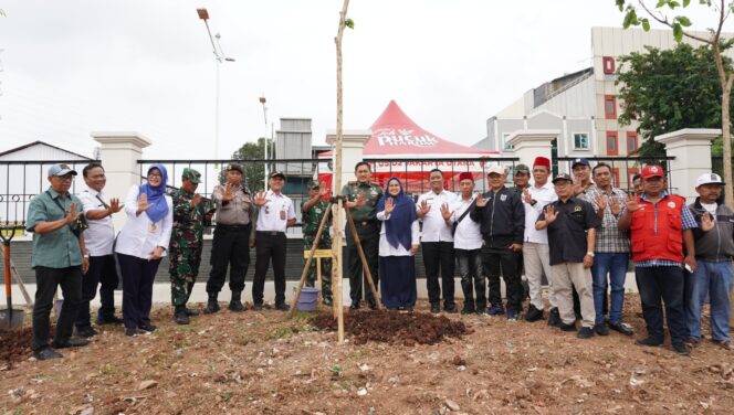 
					Kodim 0502/Jakarta Utara melaksanakan kegiatan penanaman pohon dan pembersihan lingkungan dalam rangka memperingati Hari Penanaman Pohon Sedunia