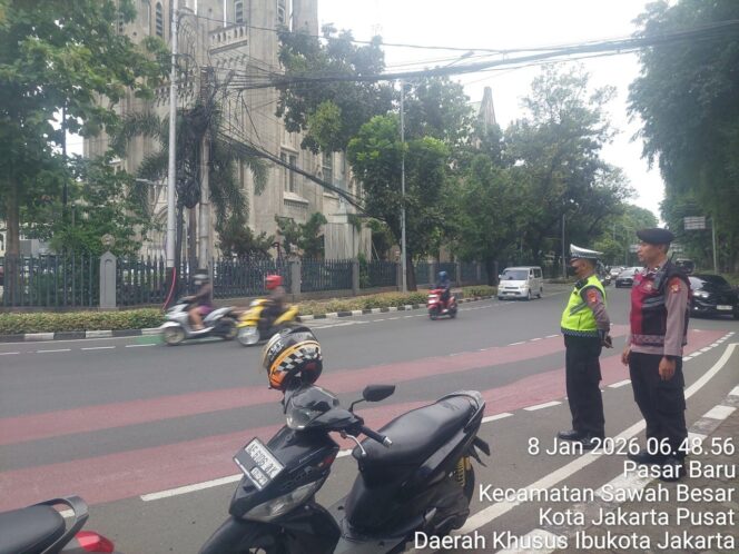
					Polisi Siaga Pagi di Pertigaan Katedral, Lalin Lancar dan Aman