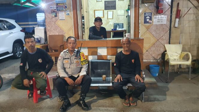 
					Cegah Gangguan Kamtibmas, Polisi Sambangi Pos Satkamling Pasar Baru