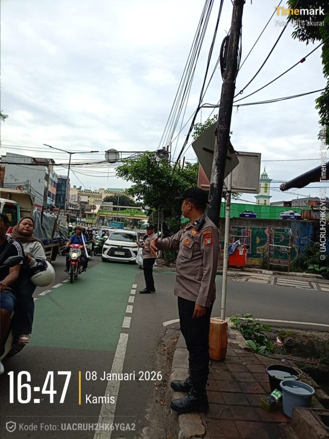 
					Pengaturan Lalu Lintas Sore Hari, Polsek Metro Tanah Abang Amankan Pertigaan Jl. H.M. Saleh Ishak