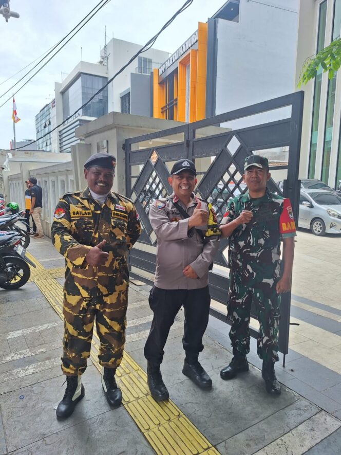 
					Bersama TNI-Polri Perkuat Pengamanan Kantor Partai Hanura Di Pegangsaan