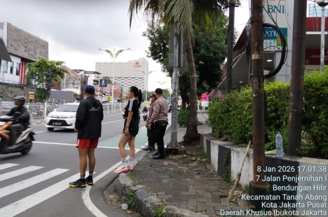 
					Berikan Pelayanan Prima, Anggota Polsek Metro Tanah Abang Atur Lalu Lintas di TL Penjernihan