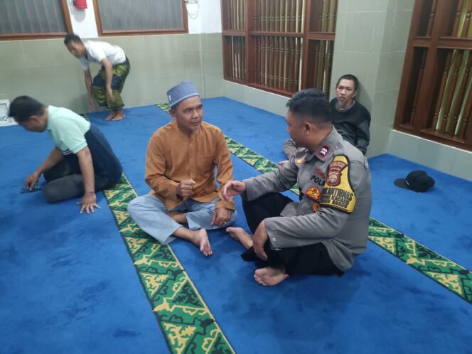 
					Pererat Silaturahmi, Bhabinkamtibmas Kebon Kacang Cooling System di Masjid An Nikmah