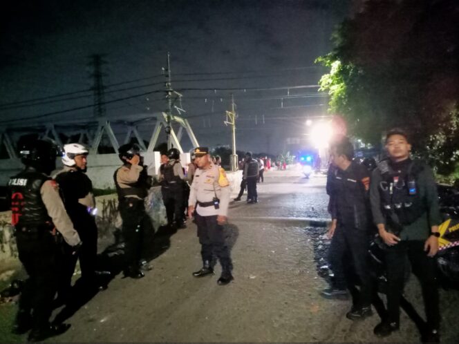 
					Polsek Metro Gambir Bersama Personel Polres Metro Sigap Bubarkan Tawuran di Duri Pulo