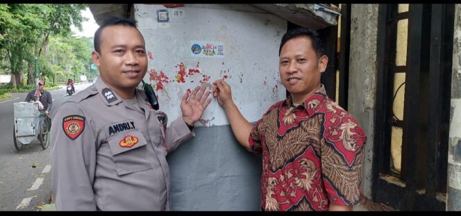 
					Polisi Tempel Barcode Sahabat Patroli di Kimangunsarkoro, Akses Laporan Kamtibmas Kian Mudah