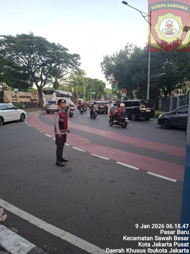 
					Polisi Atur Lalin Pagi di Sawah Besar, Cegah Macet dan Lawan Arus