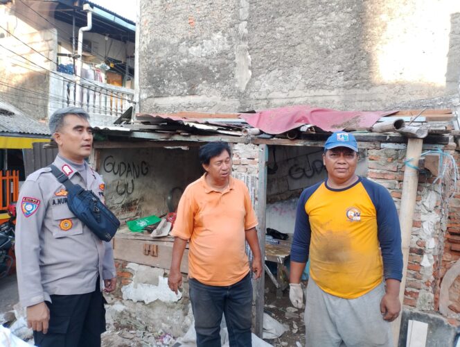 
					Cegah Banjir, Bhabinkamtibmas dan Warga Cek Saluran Air di Kartini