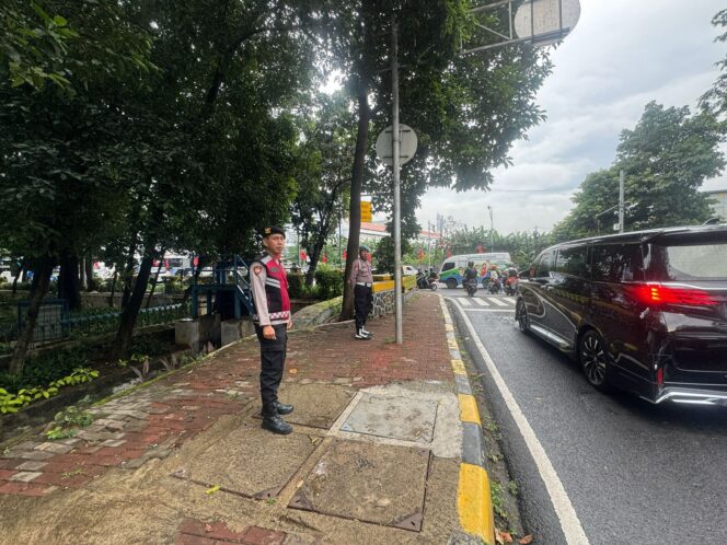 
					Cegah Macet dan Kecelakaan, Polsek Sawah Besar Hadir Pengaturan Lalu lintas Sore