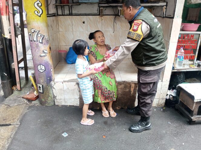 
					Jumat Berkah Polsek Sawah Besar, Polisi Berbagi Makan Siang untuk Warga Karang Anyar